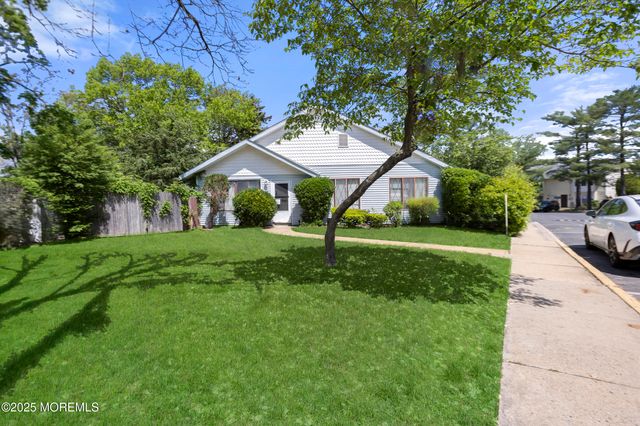 101 Williamsburg Lane, Lakewood, NJ 08701