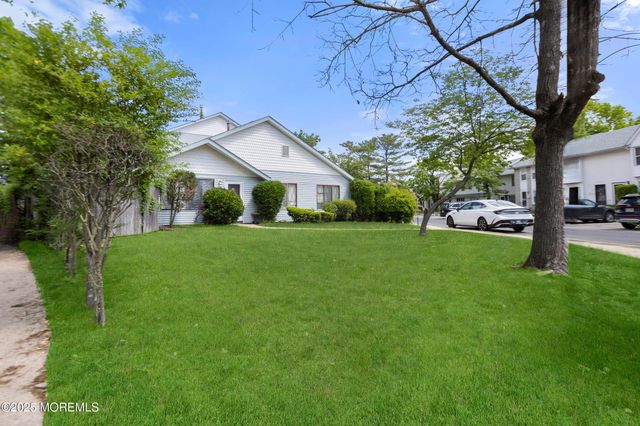 101 Williamsburg Lane, Lakewood, NJ 08701