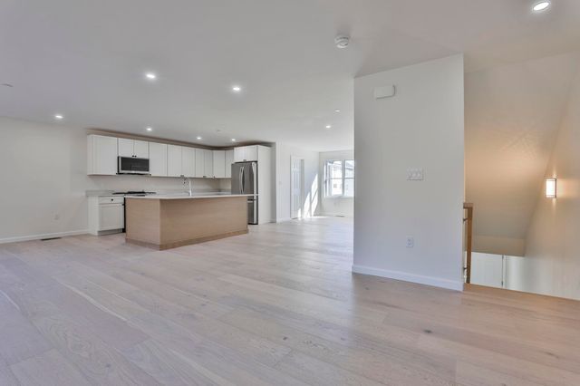 17 Autumn Lane, Raymond, NH 03077