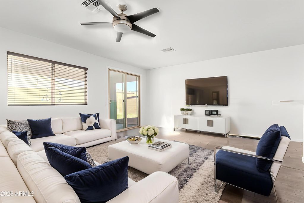 17466 W ECHO Lane, Waddell, AZ 85355