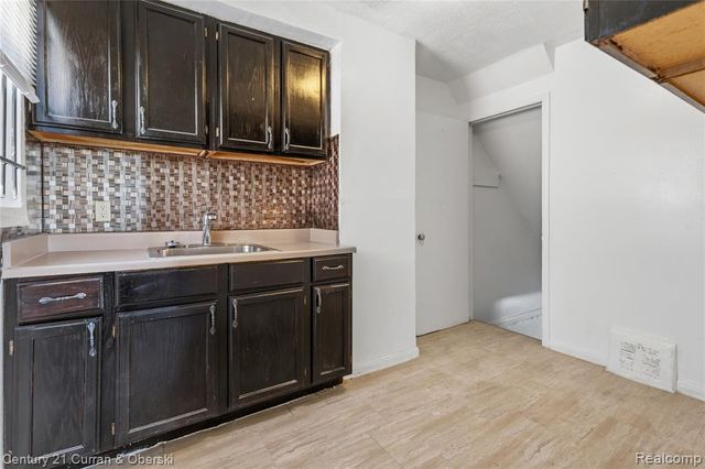 9100 Asbury Park, Detroit, MI 48228