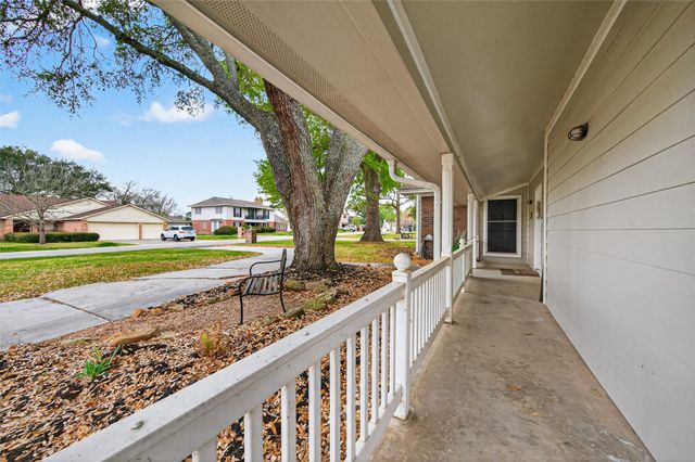 9818 Twin Shores Drive, Willis, TX 77318