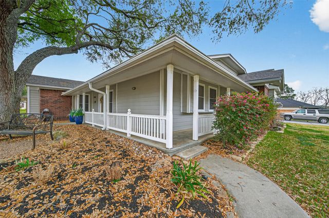 9818 Twin Shores Drive, Willis, TX 77318