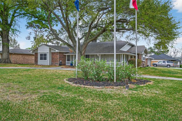 9818 Twin Shores Drive, Willis, TX 77318