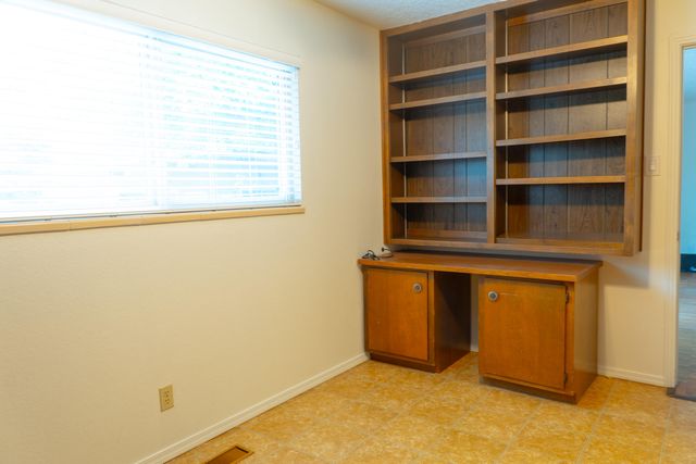 7704 Spring Avenue NE, Albuquerque, NM 87110