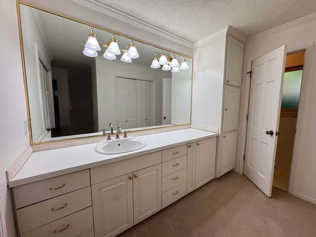 7704 Spring Avenue NE, Albuquerque, NM 87110