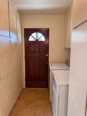 7704 Spring Avenue NE, Albuquerque, NM 87110