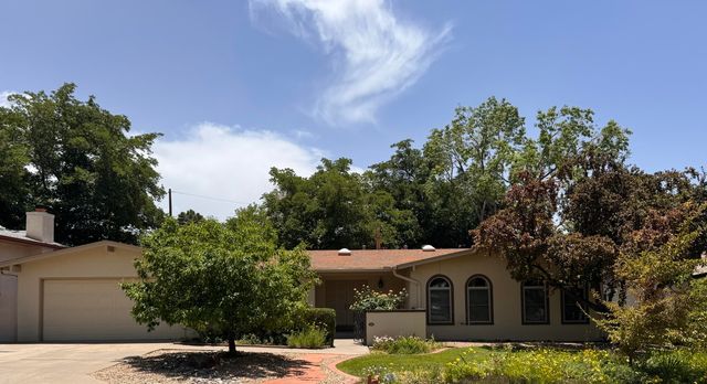 7704 Spring Avenue NE, Albuquerque, NM 87110