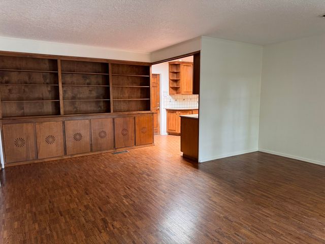 7704 Spring Avenue NE, Albuquerque, NM 87110