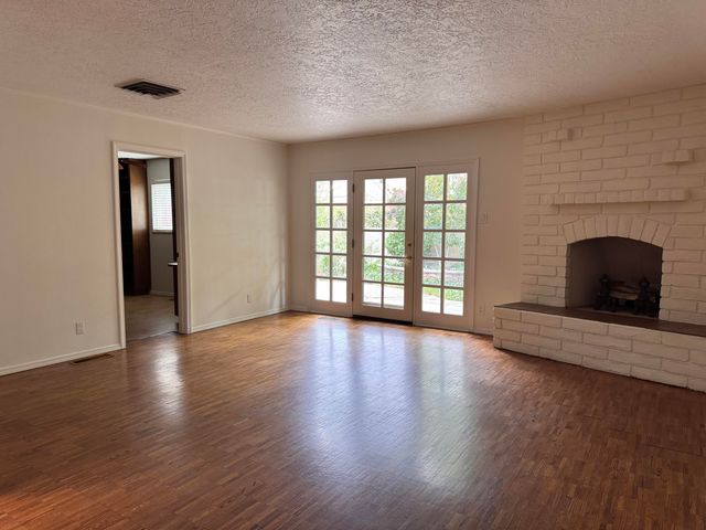7704 Spring Avenue NE, Albuquerque, NM 87110