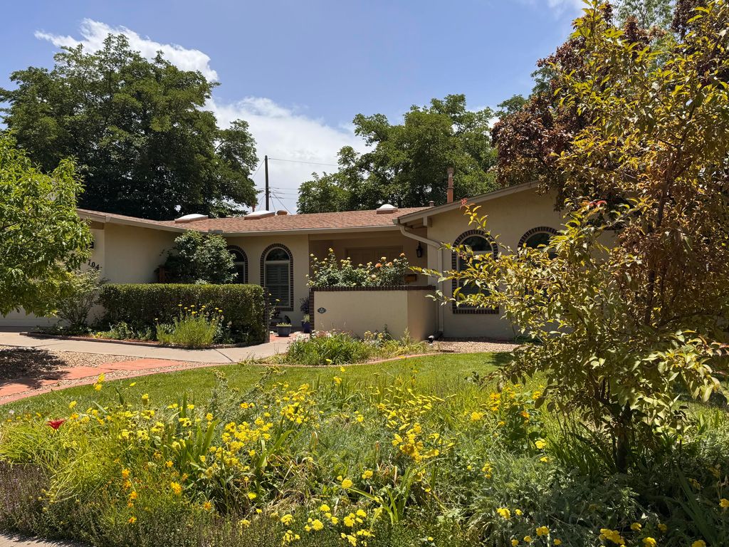 7704 Spring Avenue NE, Albuquerque, NM 87110
