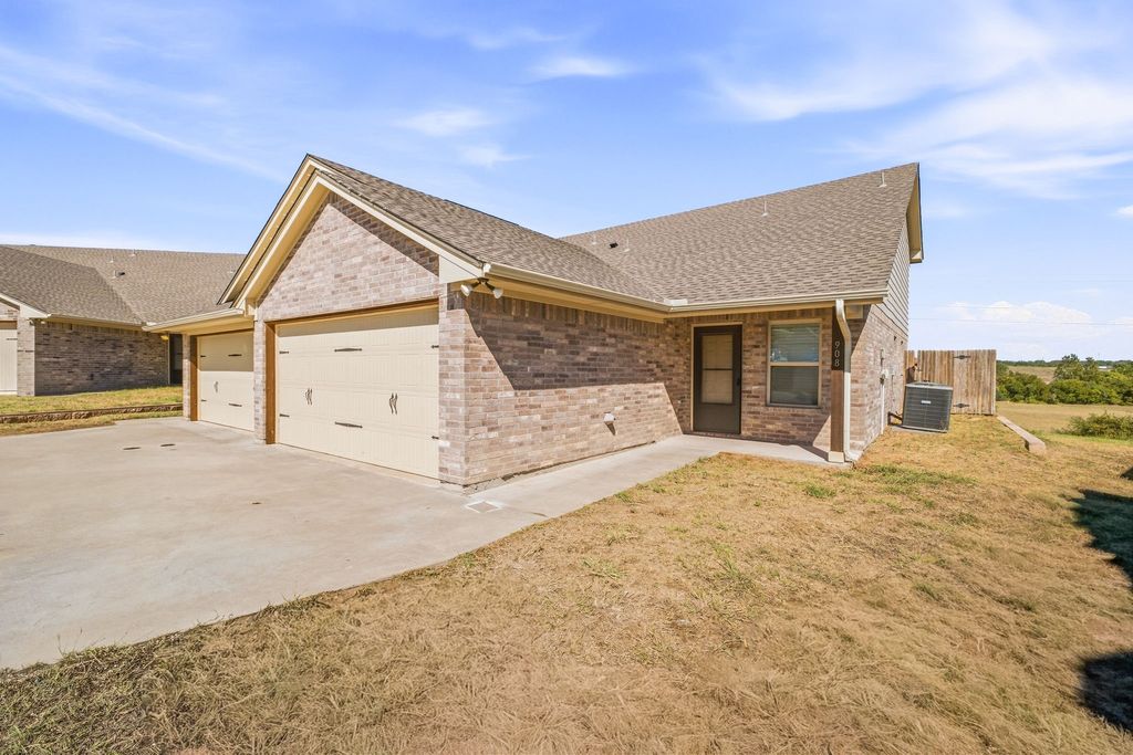 908 Dart Court, Granbury, TX 76049 — photo 2
