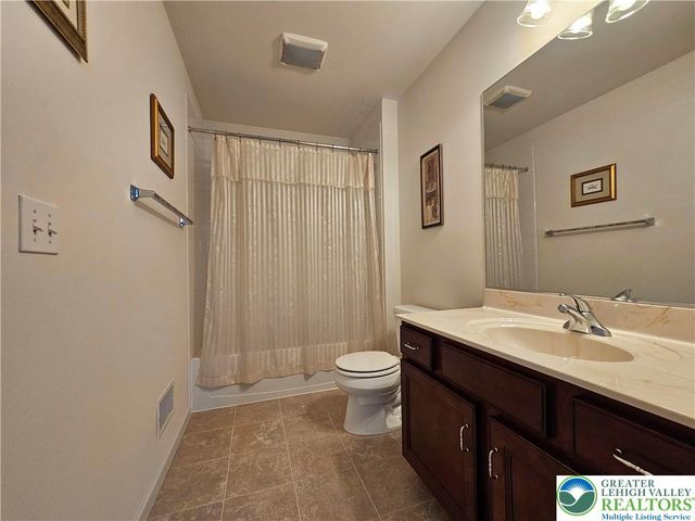 805 Fieldstone Trail, Forks Twp, PA 18040