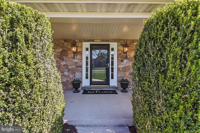 2 PARKSIDE DR, Elverson, PA 19520
