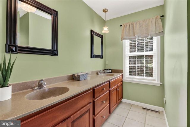 2 PARKSIDE DR, Elverson, PA 19520