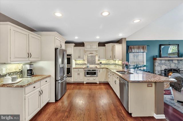 2 PARKSIDE DR, Elverson, PA 19520