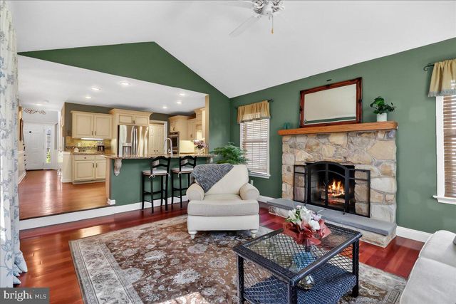 2 PARKSIDE DR, Elverson, PA 19520
