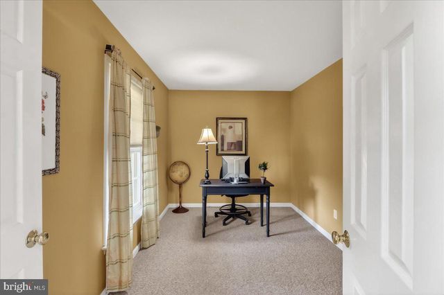 2 PARKSIDE DR, Elverson, PA 19520