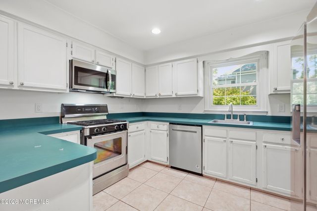 2 Oxford Lane, Eatontown, NJ 07724