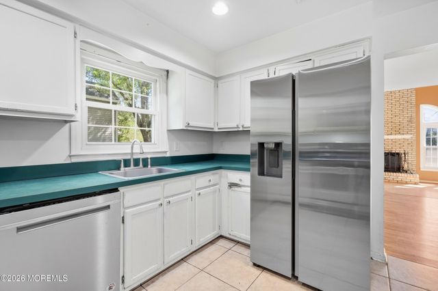 2 Oxford Lane, Eatontown, NJ 07724