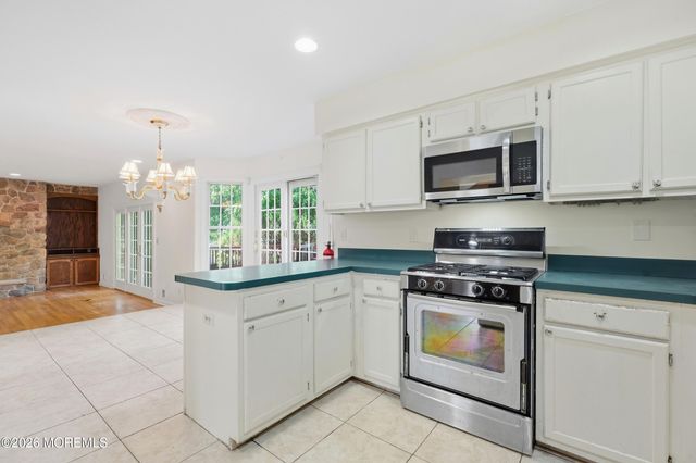2 Oxford Lane, Eatontown, NJ 07724