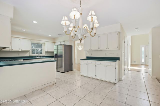 2 Oxford Lane, Eatontown, NJ 07724