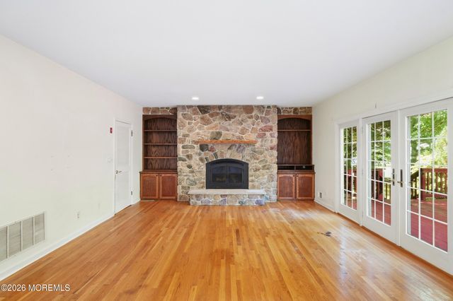 2 Oxford Lane, Eatontown, NJ 07724