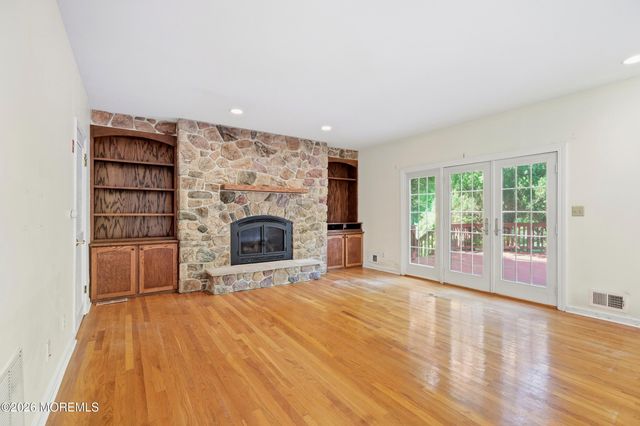 2 Oxford Lane, Eatontown, NJ 07724