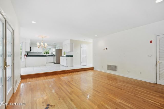 2 Oxford Lane, Eatontown, NJ 07724