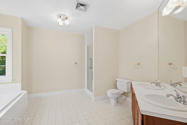 2 Oxford Lane, Eatontown, NJ 07724