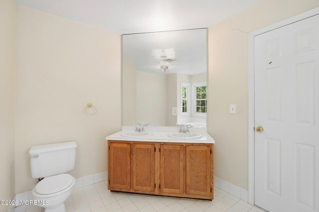 2 Oxford Lane, Eatontown, NJ 07724