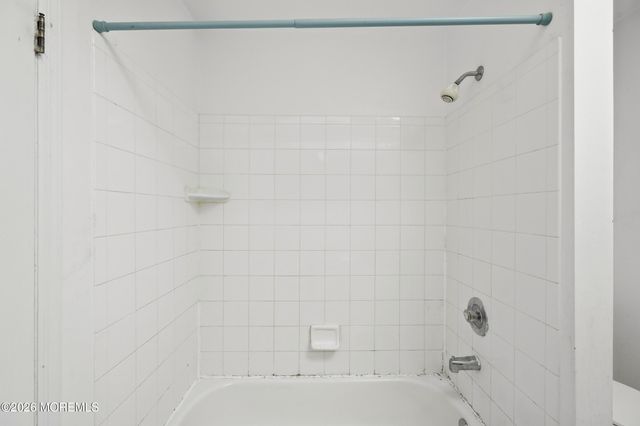 2 Oxford Lane, Eatontown, NJ 07724