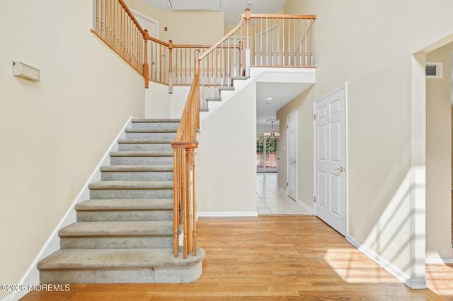 2 Oxford Lane, Eatontown, NJ 07724
