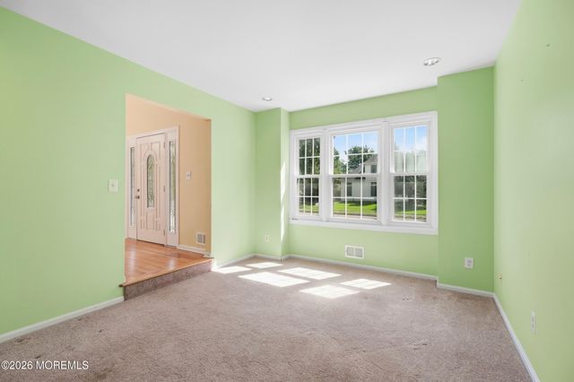 2 Oxford Lane, Eatontown, NJ 07724