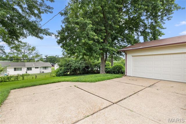 2193 Farnham Lane, Florissant, MO 63033
