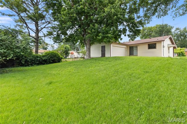 2193 Farnham Lane, Florissant, MO 63033