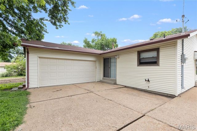 2193 Farnham Lane, Florissant, MO 63033