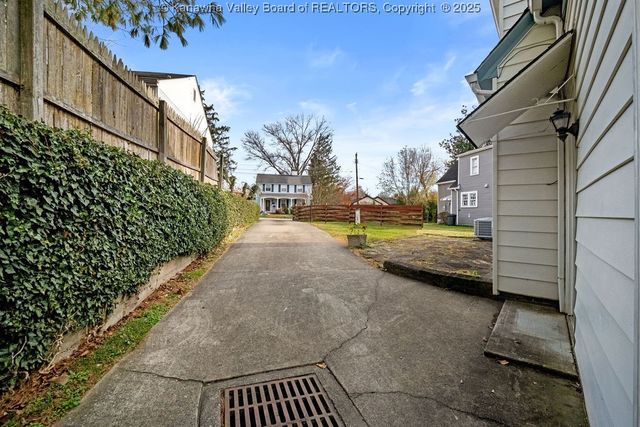 1203 Oakmont Road, Charleston, WV 25314