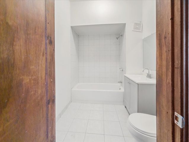 3135 W Augusta Boulevard 3R, Chicago, IL 60622