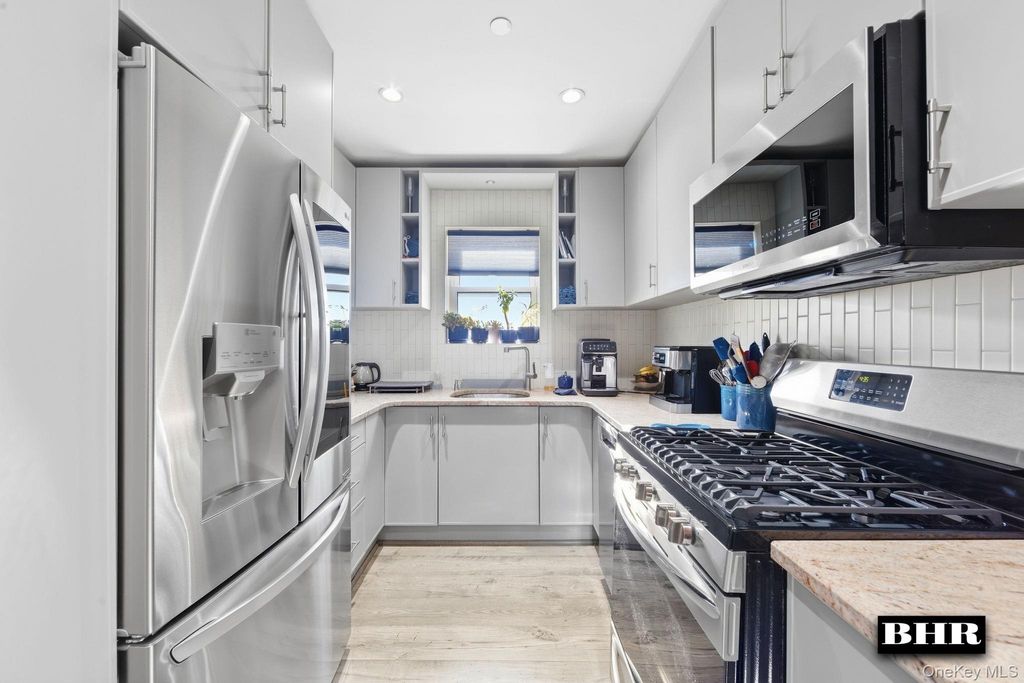 3360 Shore Parkway 4B, Brooklyn, NY 11235 — exterior