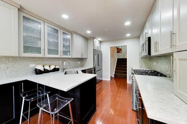 825 Fountain View Drive, Deerfield, IL 60015