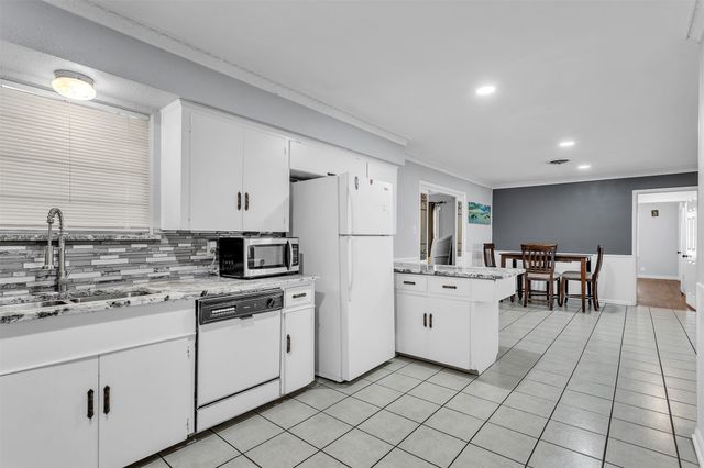 709 Valley View Drive, Arlington, TX 76010