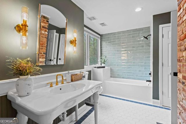 1890 Spalding Drive, Sandy Springs, GA 30350