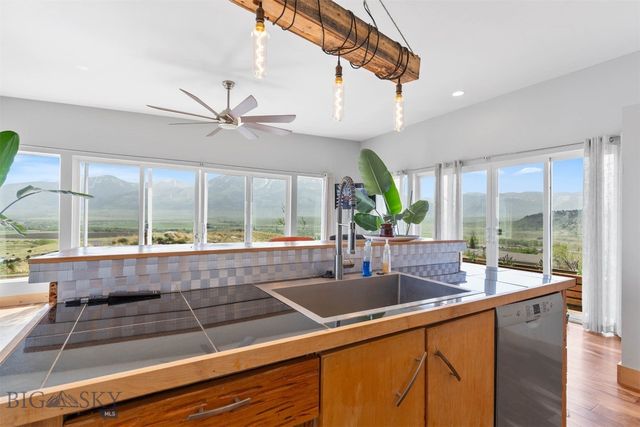 28 Victoria Lane, Emigrant, MT 59027