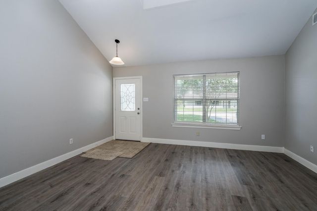 606 S Pine Street, Tomball, TX 77375