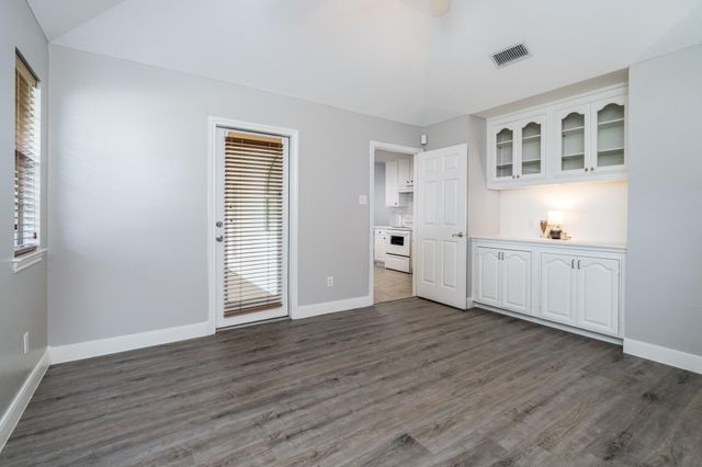 606 S Pine Street, Tomball, TX 77375