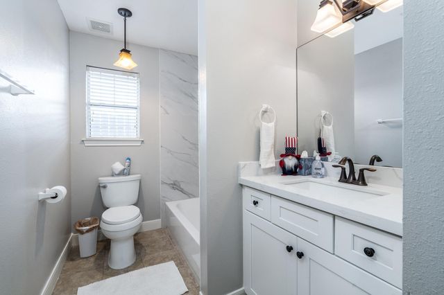606 S Pine Street, Tomball, TX 77375