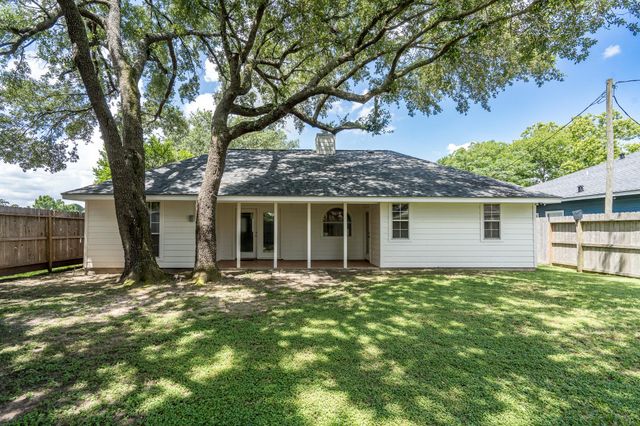 606 S Pine Street, Tomball, TX 77375