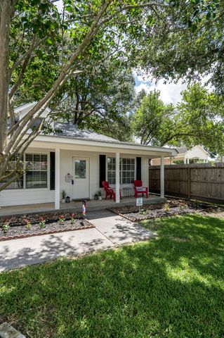 606 S Pine Street, Tomball, TX 77375