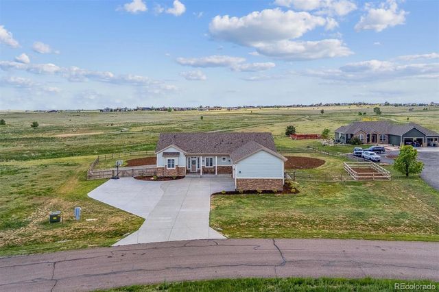 527 Antelope Drive E, Bennett, CO 80102